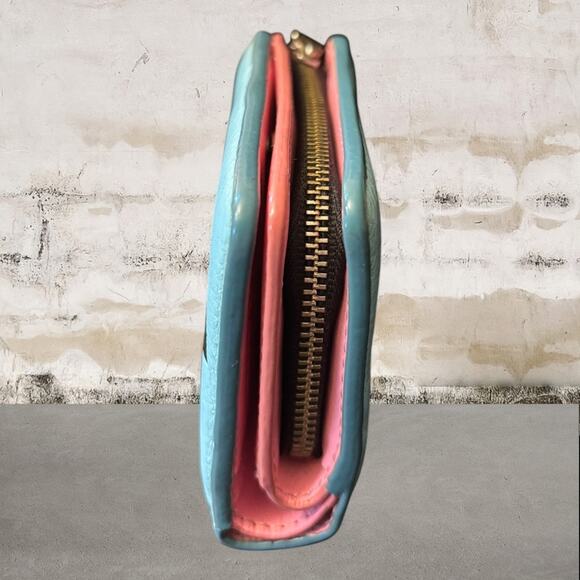 The Marc Jacobs Vegan Leather Graphic Print Compact Wallet Baby Blue & Pink - Picture 3 of 9